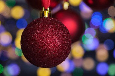 Bokeh ile bulanık arka plan üzerinde kırmızı Noel topları