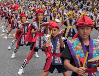 Tokyo, Japonya - 29 Temmuz 2018. Okul çocukları renkli geleneksel üniformalı Shinjuku EISA Festivali'nde onların alışılmış çalışma yöntemi gerçekleştirme.