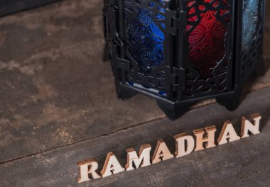 Ahşap arka planda Ramadhan metin ve fener