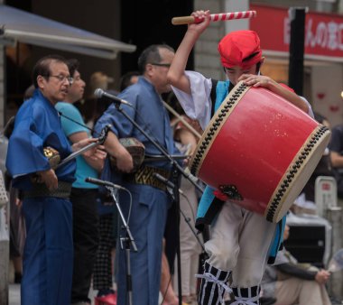 Tokyo, Japonya - 29 Temmuz 2018. EISA Shinjuku Festivali'nde yordamları gerçekleştirirken taiko davul yenerek katılımcılar.