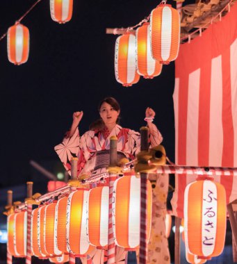 Tokyo, Japonya - 12 Ağustos 2018. Geleneksel yukata Shimokitazawa mahallede Bon Odori kutlama geceleri sahnede dans dansçılar.