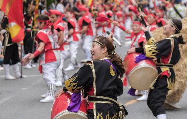 Tokyo, Japonya - 29 Temmuz 2018. EISA Shinjuku Festivali'nde yordamları gerçekleştirirken taiko davul yenerek katılımcılar.