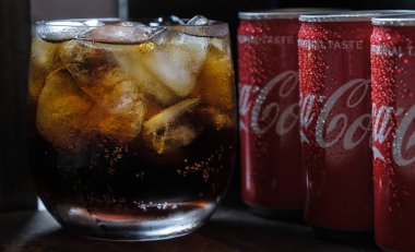 Tokyo, Japonya - 25 Temmuz 2018. Soğuk bir bardak buz ahşap tahta üzerinde ile Coca Cola içecekler.