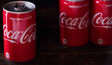 Tokyo, Japonya - 17 Haziran 2018. Coca cola içecek ahşap masa üstü ile koyu arka plan üzerinde