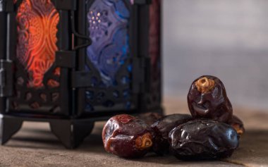 Tarihler ahşap arka plan üzerinde meyve ve fener