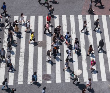 İnsanlar Japonya'da yol geçiş
