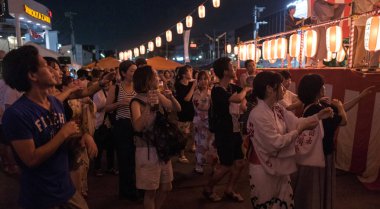 Tokyo, Japonya - 12 Ağustos 2018. Shimokitazawa mahallede Bon Odori şenlikte gece dans insan kalabalığı.