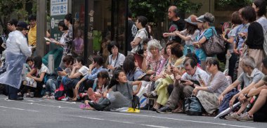 Tokyo, Japonya - 29 Temmuz 2018. Sokak kaldırıma başlamak için seyirci EISA Shinjuku Festivali performans için bekliyor.