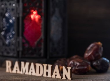 Ahşap arka plan üzerinde Ramadhan metin ve fener ile Tarihler meyve