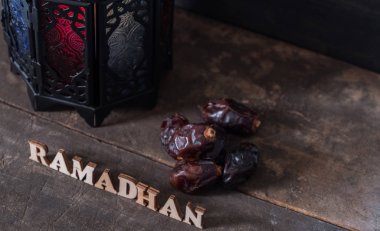 Ahşap arka plan üzerinde Ramadhan metin ve fener ile Tarihler meyve