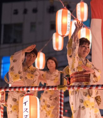 Tokyo, Japonya - 12 Ağustos 2018. Geleneksel yukata Shimokitazawa mahallede Bon Odori kutlama geceleri sahnede dans dansçılar.