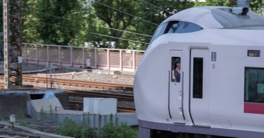 Tokyo, Japonya - 17 Ağustos 2018. Narita Express yüksek hızlı tren Tokyo Tren İstasyonu.