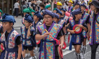 Tokyo, Japonya - 29 Temmuz 2018. Okul çocuklar onların rutinleri Shinjuku EISA festivalinde gerçekleştirmek için bekliyor.