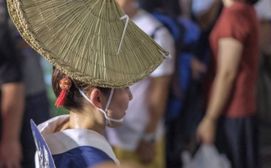 Tokyo, Japonya - 19 Ağustos 2018. Amigasa hasır şapka ve sokakta Shimokitazawa Awa Odori Festivali sırasında performans kimono giyen kadın dansçılar.