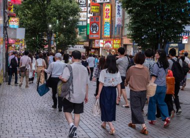 Tokyo, Japonya - 30 Haziran 2018. Shinjuku yaya Street yürüyüş insanların kalabalık.
