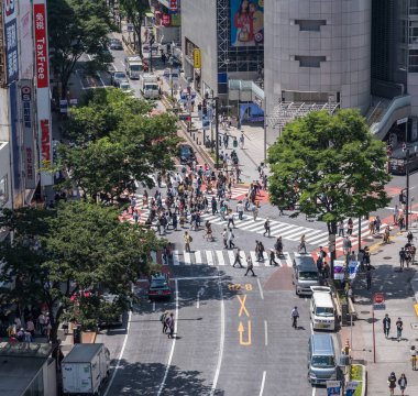 İnsanlar Japonya'da yol geçiş