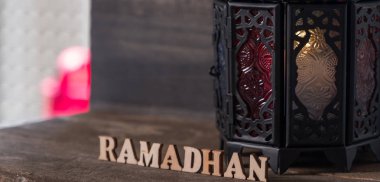 Ahşap arka planda Ramadhan metin ve fener