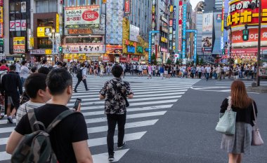 Tokyo, Japonya - 30 Haziran 2018. Turistler ve yerliler için Kabukicho, Shinjuku karşıya.