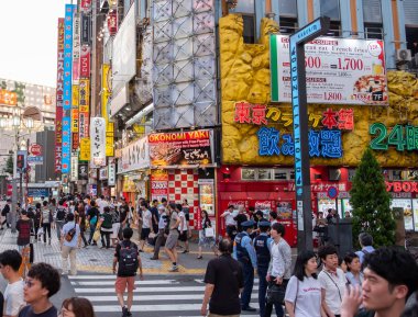 Tokyo, Japonya - 30 Haziran 2018. Godzilla yol işaret Kabukicho bölgesinde, Shinjuku, yürüyen insan kalabalığı.