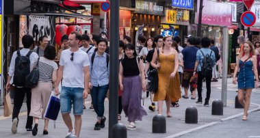 Tokyo, Japonya - 30 Haziran 2018. Turistler ve yerliler için Kabukicho, Shinjuku sokakta yürürken, kalabalık.