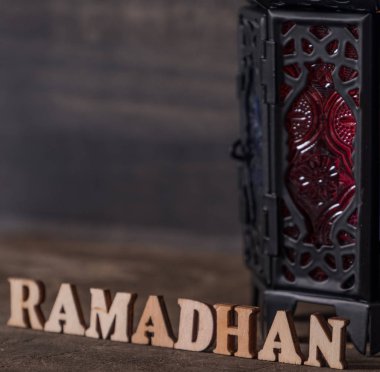 Ahşap arka planda Ramadhan metin ve fener