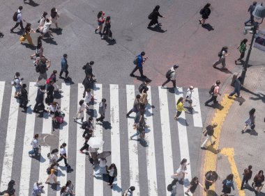 İnsanlar Japonya'da yol geçiş