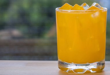 Buz küpleri ile Portakal suyu içecek 