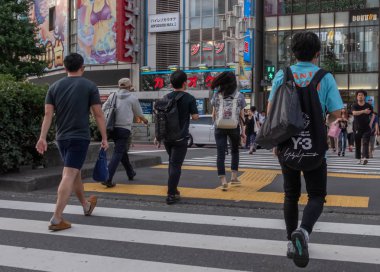 Tokyo, Japonya - 30 Haziran 2018. Kabukicho bölgesinde, Shinjuku karşıya insan kalabalığı.