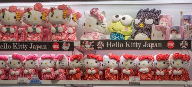 Tokyo, Japonya - 5 Mayıs 2018. Bir Shibuya dükkanında rafta Hello Kitty oyuncaklar