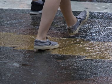 Yaya ayak Shibuya sokakta yağmurda yürümek görünümünü kapat.