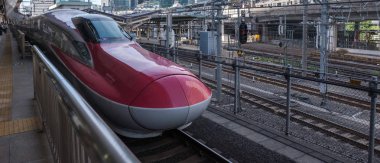 Tokyo, Japonya - 17 Ağustos 2018. Yüksek hızlı tren Tokyo Tren İstasyonu platformu.
