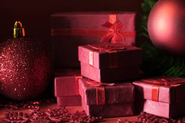 Noel süslemeleri ve hediye kutuları ahşap kırmızı kartı üzerindeki arka plan