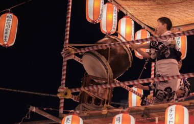 Tokyo, Japonya - 12 Ağustos 2018. Shimokitazawa mahallede Bon Odori şenlikte gece davul çalan Taiko davulcusu.