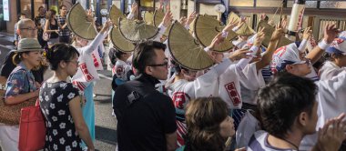 Tokyo, Japonya - 19 Ağustos 2018. Amigasa hasır şapka ve sokakta Shimokitazawa Awa Odori Festivali sırasında performans kimono giyen kadın dansçılar.