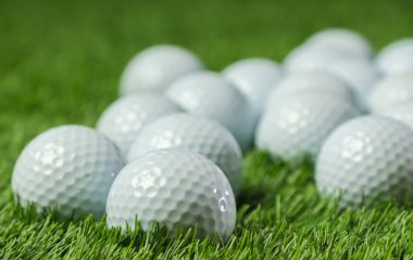 Yeşil çimenlerin üzerinde golf topları