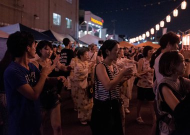 Tokyo, Japonya - 12 Ağustos 2018. Shimokitazawa mahallede Bon Odori şenlikte gece dans insan kalabalığı.