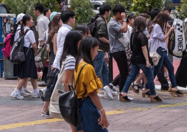Tokyo, Japonya - 15 Eylül 2018: sokaktaki insanlar. Günlük hayat..