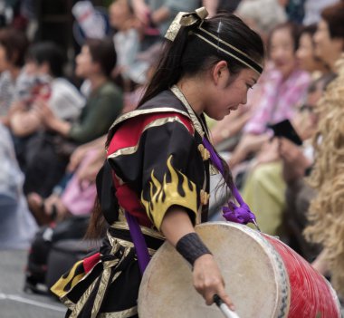 Tokyo, Japonya - 29 Temmuz 2018. EISA Shinjuku Festivali'nde yordamları gerçekleştirirken taiko davul yenerek katılımcılar.