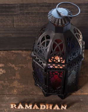 Ahşap arka planda Ramadhan metin ve fener