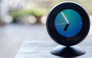 Tokyo, Japonya - 31 Temmuz 2018. Amazon yankı yerinde ahşap arka plan.