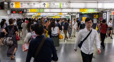 Tokyo, Japonya - 30 Haziran 2018. Japonya demiryolu Shinjuku İstasyonu platformları arasında yürüyüş commuters.