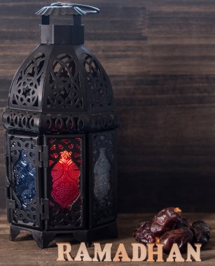 Ahşap arka plan üzerinde Ramadhan metin ve fener ile Tarihler meyve