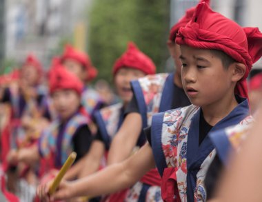 Tokyo, Japonya - 29 Temmuz 2018. Onun rutinleri Shinjuku EISA Festivali'nde sahne renkli geleneksel üniformalı Japon okul çocuğu. Seçici odak.