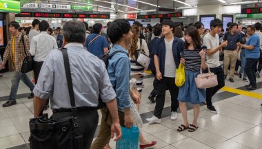Tokyo, Japonya - 30 Haziran 2018. Japonya demiryolu Shinjuku İstasyonu platformları arasında yürüyüş commuters.