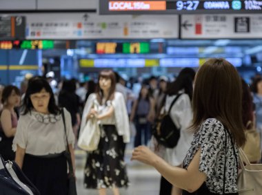 Tokyo, Japonya - 17 Ağustos 2018. Commuters Tokyo Tren istasyonunda. Seçici odak.
