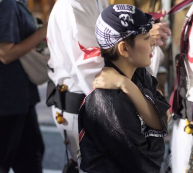 Tokyo, Japonya - 19 Ağustos 2018. Geleneksel giyim Shimokitazawa Awa Odori Festivali sırasında sokakta gerçekleştirme giyen dansçılar.