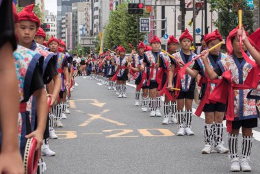 Tokyo, Japonya - 29 Temmuz 2018. Okul çocukları renkli geleneksel üniformalı Shinjuku EISA Festivali'nde onların alışılmış çalışma yöntemi gerçekleştirme.