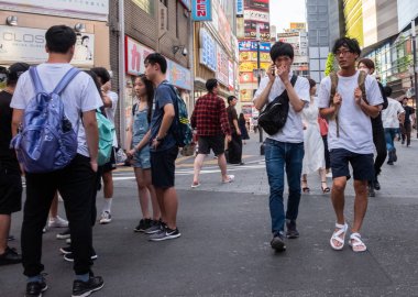 Tokyo, Japonya - 30 Haziran 2018. Kabukicho, Shinjuku sokakta yürürken insan kalabalığı.