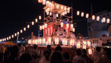 Tokyo, Japonya - 12 Ağustos 2018. Shimokitazawa mahallede Bon Odori şenlikte gece dans insan kalabalığı.