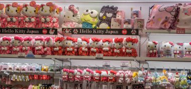 Tokyo, Japonya - 5 Mayıs 2018. Bir Shibuya dükkanında rafta Hello Kitty oyuncaklar